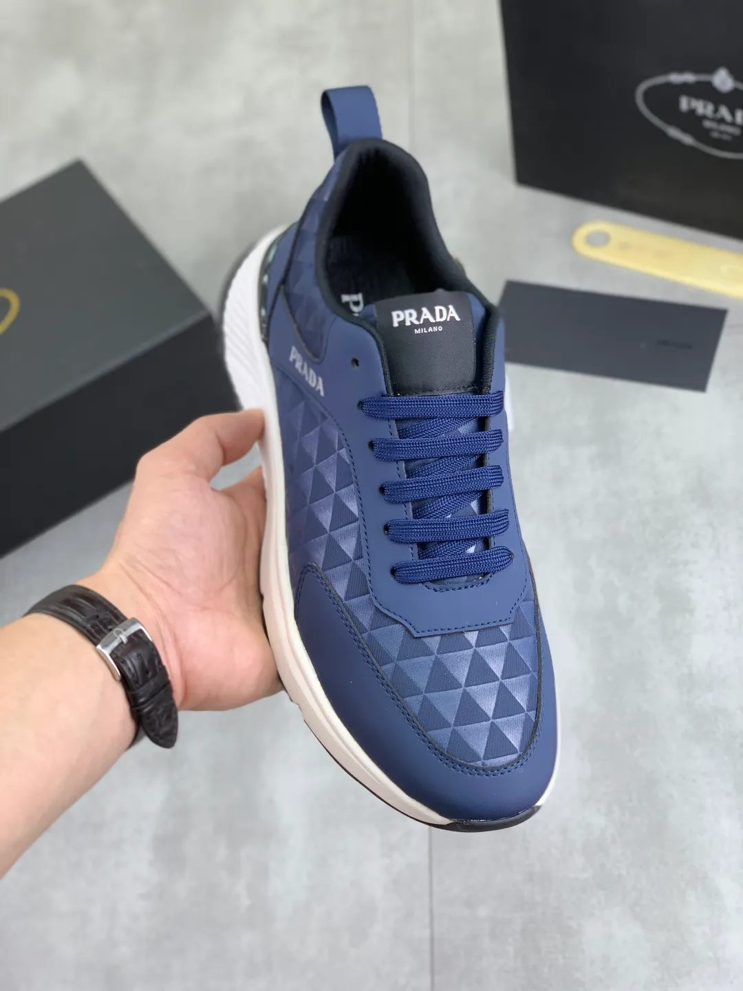 Men's shoes 💰P460💰 [New style] The official website classic popular model is on the market, and it will never go out of style for a century. 🆘 The trendy brand (Prada) mainly promotes popular models, avant-garde and versatile fashionable men's shoes private version molding, cowhide surface splicing 1:1 oil edge treatment... fashionable and simple, original imported cowhide and lining cowhide feet; the atmosphere and personality are more fashionable, eye-catching and pursuing class. It will subvert the old idea and be a must-have for fashion trendsetters with you! Must keep it for yourself! High-end comfort, high-end quality workmanship. Code number: 38-44 (45 customized) 2️⃣ colors available. full package